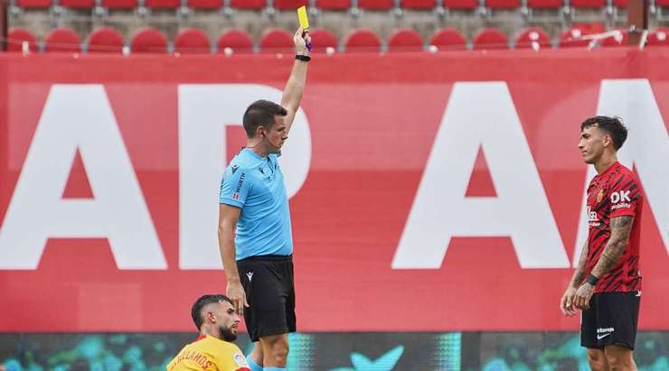 Antonio Sanchez (Mallorca) nhận một tấm thẻ vàng.
