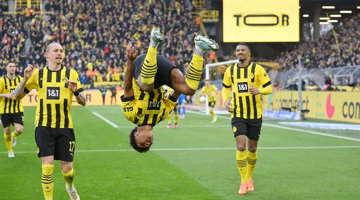 Karim Adeyemi (Dortmund) khống chế bóng gọn gàng từ một đường chuyền sắc bén tại rìa vòng cấm và tung cú sút căng vào vào góc thấp bên trái khung thành, theo một phong cách đã thành thương hiệu của anh.
