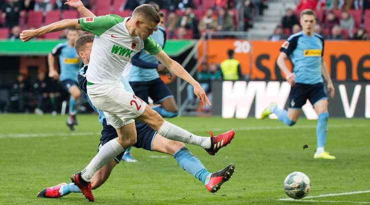 Vào - 2:3! Marco Richter kiến tạo cho Alfred Finnbogason (Augsburg) trong vòng cấm và anh ấy đưa bóng vào góc trái phía dưới và qua Yann Sommer.
