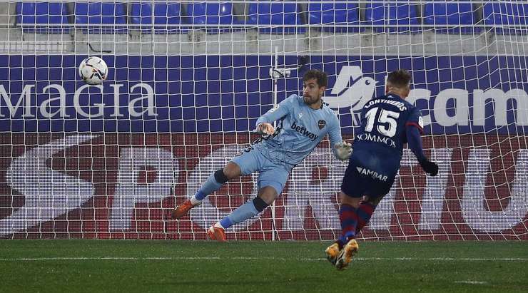 Vào! Javier Ontiveros Parra (Huesca) sút bóng vào góc cao bên trái khung thành, vượt qua tầm với của Aitor Fernandez Abarisketa dù thủ môn đã đổ người hết cỡ.