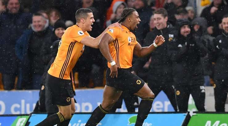 Một khoảnh khắc đẹp mắt! Adama Traore (Wolves) lấy bóng và tung một cú sút mạnh từ xa. Đó là một quyết định sáng suốt và pha dứt điểm vừa rồi đã đi thẳng vào phía trong cột dọc bên trái. Thủ môn Paulo Gazzaniga chỉ có thể lắc đầu trong tuyệt vọng! Tỉ số đã được nâng lên 1:1.