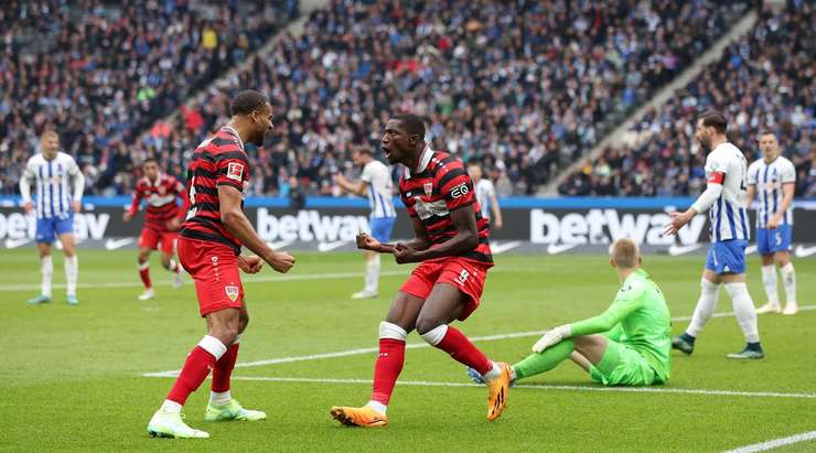Vào! Josha Vagnoman dọn cỗ cho Serhou Guirassy (VfB Stuttgart), người ghi bàn với một pha dứt điểm cự li gần đơn giản. Tỉ số là 1:1.