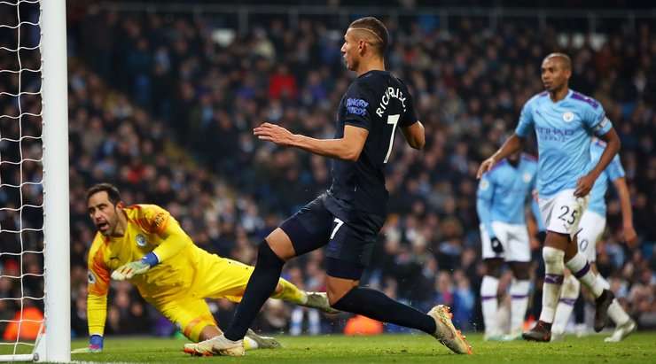 Richarlison (Everton) nhận bóng trong vòng cấm, anh xoay trở rất nhanh nhẹn và dễ dàng sút tung lưới khung thành đối phương.