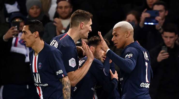 Vào! Kylian Mbappe (Paris SG) rê bóng vào vòng cấm và anh ấy lốp bóng qua thủ môn một cách hoàn hảo và vào lưới. Anh ấy đã không thể làm gì để ngăn chặn pha lốp bóng tinh quái đó. 1:0.