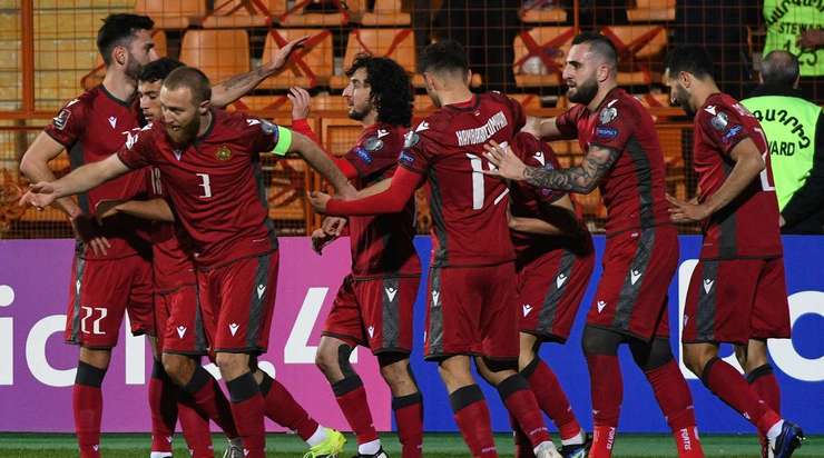 Bóng đã đi vào lưới! Eduard Spertsyan (Armenia) thử vận may của mình từ rìa vòng cấm và thần may mắn đã mỉm cười khi cú sút của anh đi trúng một cầu thủ khác và đổi hướng, khiến thủ môn Florin Nita không kịp trở tay. Tỉ số đã được nâng lên 1:0.