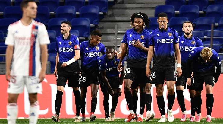 Một khoảnh khắc đẹp mắt! Hassane Kamara (Nice) lấy bóng và tung một cú sút mạnh từ xa. Đó là một quyết định sáng suốt và pha dứt điểm vừa rồi đã đi thẳng vào phía trong cột dọc bên phải. Thủ môn Anthony Lopes chỉ có thể lắc đầu trong tuyệt vọng! Tỉ số đã được nâng lên 2:2.