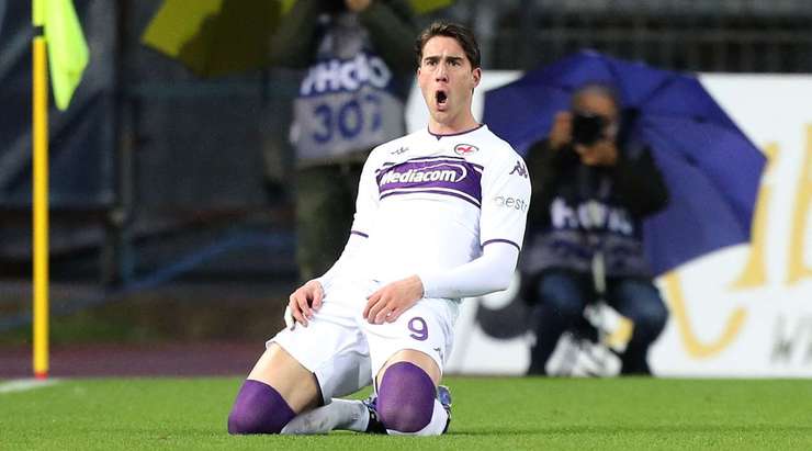 Dusan Vlahovic (Fiorentina) nhận một đường chuyền sát thủ, đặt anh vào thế đối mặt với thủ môn và anh đã bình tĩnh đưa bóng vào lưới.