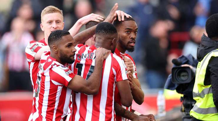 Vào! Bryan Mbeumo thực hiện một quả tạt vào vòng cấm và kiến tạo thành công cho Ivan Toney (Brentford), người đã đón bóng và dứt điểm chìm gọn gàng vào ngay giữa mành lưới. Tỉ số đã được nâng lên 1:0.