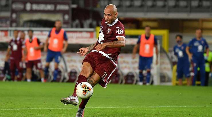 Vào! Simone Zaza (Torino) đón bóng bật ra và từ rìa vòng cấm, anh ấy tung một cú sút đi vào phía trong cột dọc bên phải. Tỉ số là 3:1.