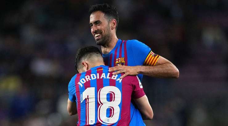 Một tuyệt phẩm ngay ngoài vòng cấm! Sergio Busquets (Barcelona) sút bóng với một tốc độ và lực sút kinh hoàng vào góc thấp bên phải khung thành.