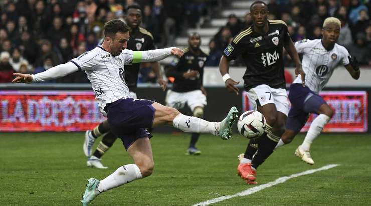 Brecht Dejaegere (Toulouse) chuyển hóa quả tạt sắc bén của đồng đội bằng một cú sút cực mạnh vào ngay giữa khung thành.