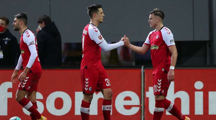 Ermedin Demirovic (Freiburg) nhận một đường chuyền của đồng đội vào trong vòng cấm và ghi bàn bằng một cú sút chìm hoàn hảo vào phía trong cột dọc bên phải. Một pha xử lý gọn gàng!