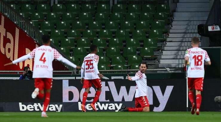 Vào! Adam Szalai (Mainz) dễ dàng đệm bóng vào lưới trống từ một cự ly gần, sau khi một cú sút đã đập vào một người hậu vệ và quả bóng bật ra. Tỉ số là 0:1.