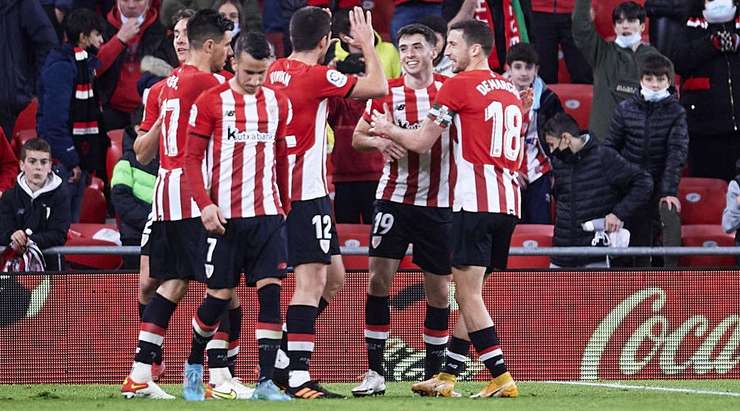 Oier Zarraga (Ath Bilbao) dễ dàng chuyển hóa thành công quả phạt đền với một cú sút chìm đẹp mắt vào phía bên phải khung thành.