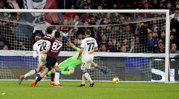 Antonio Candreva (Salernitana) khống chế bóng gọn gàng từ một đường chuyền sắc sảo tại rìa vòng cấm và tung cú sút căng vào vào góc thấp bên phải khung thành, theo một phong cách đã thành thương hiệu của anh.