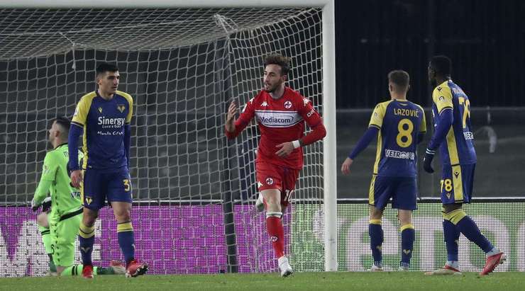 Vào rồi! Gaetano Castrovilli (Fiorentina) bức tốc vào vòng cấm và chọn đúng điểm rơi sau đường căng ngang của Aleksa Terzic trước khi dứt điểm cận thành đẹp mắt vào góc phải khung thành. Tỉ số là 1:1.