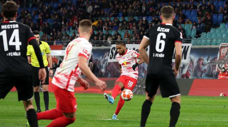 Christopher Nkunku (RB Leipzig) sút phạt thành bàn, đánh bại thủ môn không thể làm gì được.