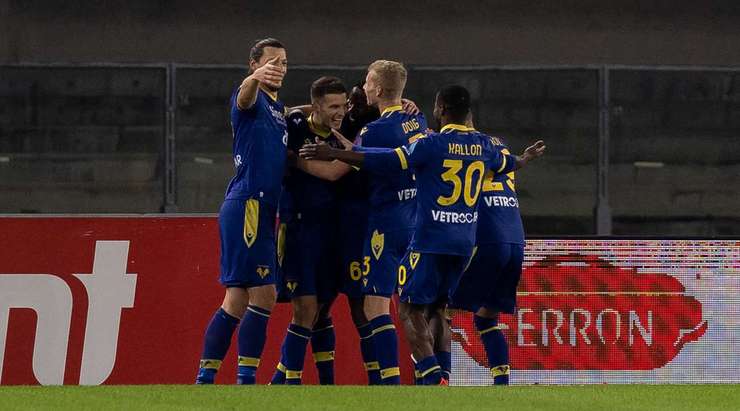 Darko Lazovic (Verona) đón đường căng ngang hoàn hảo vào sâu bên trong vòng cấm từ Yayah Kallon và khống chế bóng một cách tinh tế. Tiếp theo, anh tung một cú sút chuẩn xác vào góc cao bên trái, nâng tỉ số lên: 1:0.