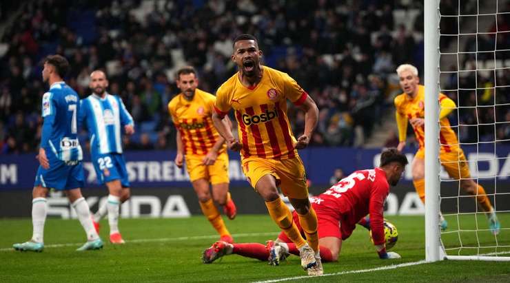 Yangel Herrera (Girona) đón đường căng ngang hoàn hảo từ Yan Couto ở ngoài rìa vòng cấm và khống chế bóng một cách tinh tế. Tiếp theo, anh tung một cú sút hiểm hóc vào góc trái khung thành, nâng tỉ số lên 2:2!