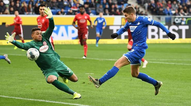 Florian Grillitsch thực hiện một quả tạt bổng chính xác vào vòng cấm. Andrej Kramaric (Hoffenheim) đón bóng và dứt điểm nhanh vào góc thấp bên trái khung thành. Thủ môn đã không có cơ hội nào để cản phá! Tỉ số đã được thay đổi thành: 1:0.