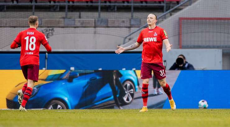 Marius Wolf (Köln) lấy bóng tại rìa vòng cấm và tung cú sút một chạm không hề do dự. Anh ấy sút bóng xuất sắc khi nó đi vào góc phải phía dưới. Có thể thực hiện tốt hơn không? Chắc chắn là không. 2:0.