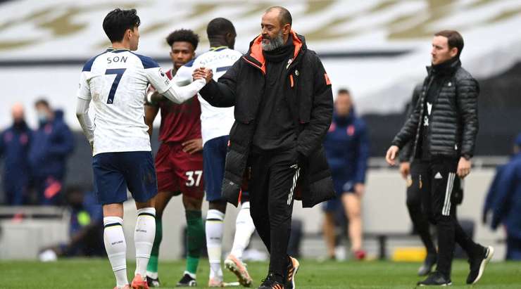 Martin Atkinson liếc nhìn đồng hồ và rất nhanh thổi còi kết thúc trận đấu.