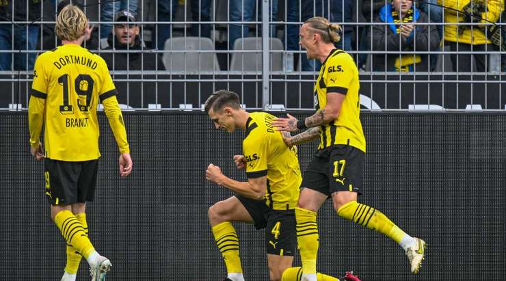 Nico Schlotterbeck (Dortmund) đón một đường chuyền trong vòng cấm và ghi bàn với một cú sút mạnh vào góc thấp bên phải. Thủ môn đã không thể làm gì được.