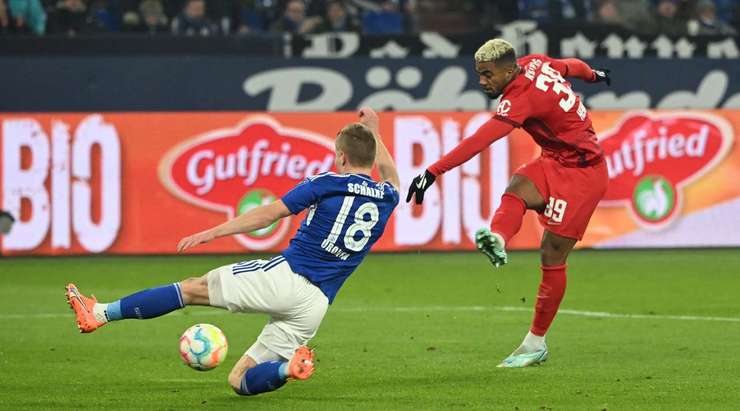 Benjamin Henrichs (RB Leipzig) nhận một đường chuyền của đồng đội vào trong vòng cấm và ghi bàn bằng một cú sút chìm hoàn hảo vào mép trong cột dọc bên trái.