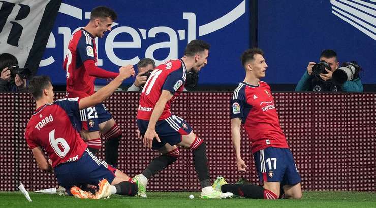 Vào! Một đường lob bóng của Jon Moncayola mở ra cơ hội cho Ante Budimir (Osasuna) và anh dễ dàng đánh bại thủ môn bằng một có đánh đầu cận thành vào góc cao bên trái. Tỉ số là 1:0.