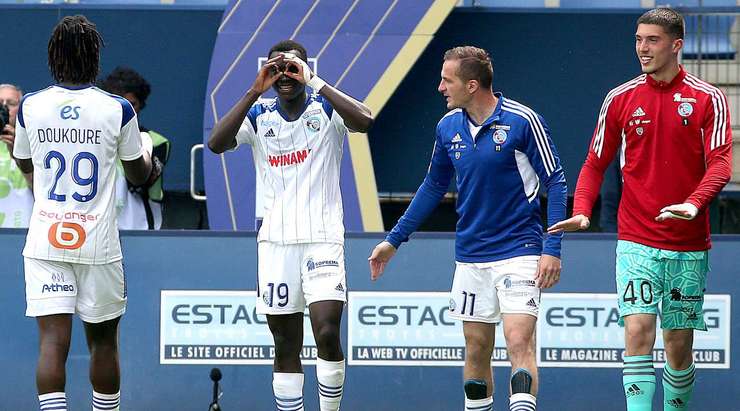 Vào! Habib Diarra (Strasbourg) len lỏi qua các cầu thủ đối phương trước khi tung một cú sút tuyệt diệu từ rìa vòng cấm vào phía trong cột dọc bên phải. Thủ môn Gauthier Gallon đã không có cơ hội nào để chạm vào quả bóng. Tỉ số là 0:1.