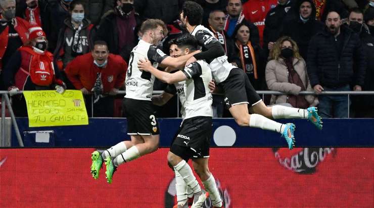 Vào! Toni Lato thể hiện nhãn quan tuyệt vời của mình với đường chuyền sắc sảo cho Hugo Duro (Valencia). Cầu thủ này cũng chứng tỏ bản lĩnh của một sát thủ vòng cấm và dứt điểm gọn gàng từ cự ly gần vào lưới. Tỉ số là 0:2.
