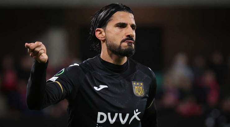 Một bàn thắng đồng đội tuyệt vời! Lior Refaelov (Anderlecht) được giải thoát trong vòng cấm bởi Yari Verschaeren và không mắc một sai lầm nào với một pha dứt điểm tốt vào bên phải mành lưới. 0:1.