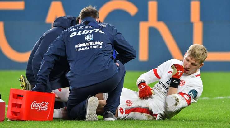 Robin Zentner (Mainz) đang nằm sân trong đau đớn và anh cần sự chăm sóc y tế. Chúng ta vẫn chưa thể xác định được mức độ nghiêm trọng của chấn thương vừa rồi.
