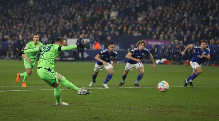 Maximilian Arnold (Wolfsburg) đá hỏng quả phạt đền! Cú sút của anh đập cột dọc bên trái.