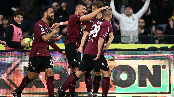 Antonio Candreva thực hiện một quả tạt bổng đẹp mắt vào vòng cấm, nơi Lorenzo Pirola (Salernitana) bật cao đánh đầu vào góc phải khung thành, đánh bại thủ môn. Tỉ số được nâng lên 1:0.