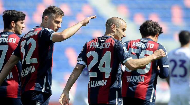 Vào! Emanuel Vignato treo một đường bóng sắc sảo vào vòng cấm theo hướng di chuyển của Rodrigo Palacio (Bologna). Cầu thủ này bật lên rất cao để tung một cú đánh đầu căng như kẻ chỉ từ giữa vòng cấm vào góc thấp bên trái khung thành. Thủ môn Bartlomiej Dragowski đã không có cơ hội nào để cản phá. 2:2!