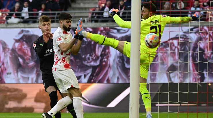 Vào! Quả phạt góc trước đó được treo vào vòng cấm và Josko Gvardiol (RB Leipzig) sút bóng vào lưới sau pha kiến tạo bằng đầu của Yussuf Poulsen. 3:0.