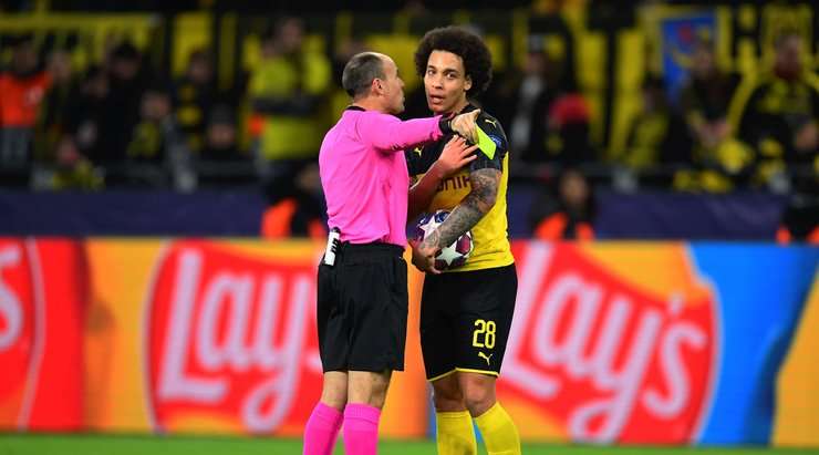 Axel Witsel (Dortmund) bị phạt thẻ sau khi làm ngã đối phương. Trọng tài Antonio Mateu Lahoz đã có một quyết định dễ dàng.