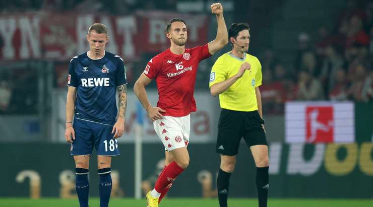 Vào! Marcus Ingvartsen (Mainz) giành chiến thắng trên chấm phạt đền bằng một cú sút không thể cản phá, vượt qua tầm với của thủ môn Marvin Schwabe vào góc phải khung thành.