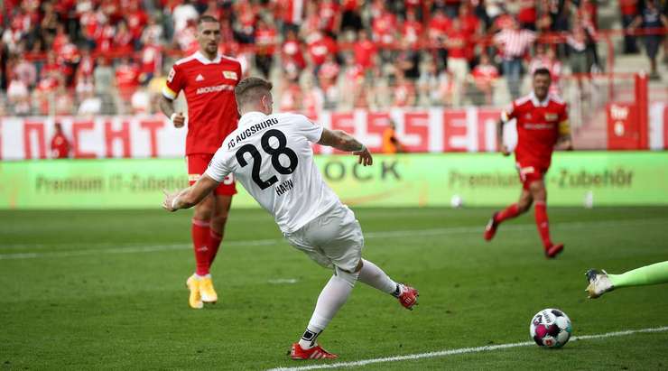 Vào! Andre Hahn (Augsburg) chớp cơ hội sau một tình huống bóng bật ra trong vòng cấm và đánh bại thủ môn với một cú sút chìm vào ngay giữa mành lưới. Tỉ số đã được nâng lên: 1:3.