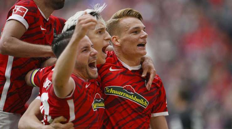 Philipp Lienhart (Freiburg) bật cao hơn các hậu vệ đối phương trong vòng 5m50 để đón quả phạt góc và ghi bàn với một cú đánh đầu rất tốt vào nóc lưới. Thủ môn đã không kịp phản ứng trong tình huống vừa rồi. Tỉ số bây giờ là 3:2.