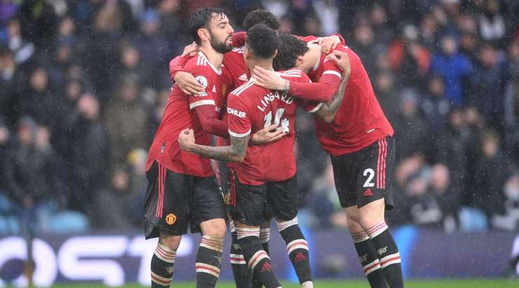Jadon Sancho trình diễn kĩ thuật xuất sắc của mình và treo một đường bóng bổng đẹp mắt vào trong vòng cấm , nơi Bruno Fernandes (Manchester United) đón bóng và ghi tên lên bảng điện tử với một cú đánh đầu đập đất vào giữa khung thành. Tỉ số là 0:2.