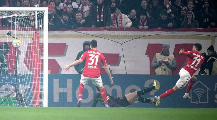 Vào! Marcus Ingvartsen (Mainz) sút bóng bật ra vào góc phải phía trên sau khi bóng đến chỗ anh ấy trong vòng cấm. Tỉ số là 2:0.