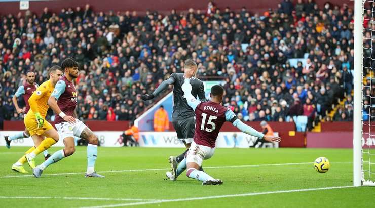 Jamie Vardy (Leicester) đối mặt với thủ môn sau một đường chuyền xuất sắc từ Kelechi Iheanacho. Anh ra chân rất nhanh và cú sút của anh đã chuyển hóa thành bàn thắng!