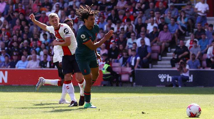 Vào! James Ward-Prowse (Southampton) tung một cú sút một chạm trong vòng cấm và đánh bại thủ môn đối phương. Bóng đi vào góc thấp bên phải khung thành. 1:2.