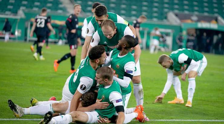 Vào! Yusuf Demir (Rapid Vienna) tìm thấy khoảng trống đủ để tung ra cú sút từ rìa vòng cấm và pha dứt điểm của anh đi chìm vào phía trong cột dọc bên phải. Một cú sút xuất sắc.