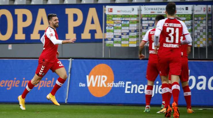 Vào! Đường lốp bóng vào vòng cấm đẹp mắt của Jonathan Schmid được Vincenzo Grifo (Freiburg) vồ lấy như hổ đói vồ mồi. Không đợi phải nhắc, anh đánh đầu từ cự ly gần đưa bóng vượt qua tầm với của thủ môn Alexander Schwolow trước khi đi vào góc cao bên trái khung thành. Tỉ số là 1:0.
