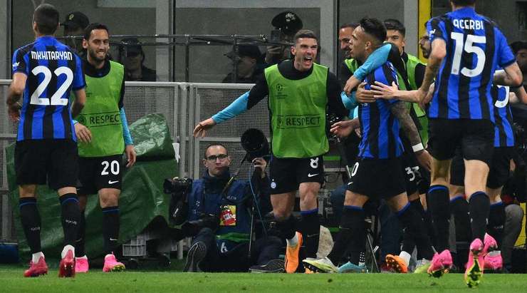 Vào! Federico Dimarco tung một đường chuyền tuyệt vời đến vị trí của Lautaro Martinez (Inter) trong vòng cấm, và cầu thủ này tận dụng rất tốt cơ hội để dứt điểm gọn gàng vào góc cao của mành lưới. 2:1.
