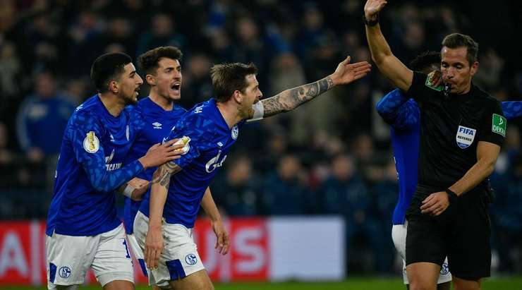 Vàoo! Không chờ đã, nó đã bị thổi phạt việt vị. Guido Burgstaller (Schalke) không đồng ý, nhưng trợ lý trọng tài chắc chắn về quyết định của mình.
