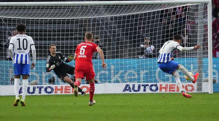 Vào! Davie Selke (Hertha Berlin) giành chiến thắng trên chấm phạt đền bằng một cú sút không thể cản phá, vượt qua tầm với của thủ môn Manuel Neuer vào góc thấp bên phải.